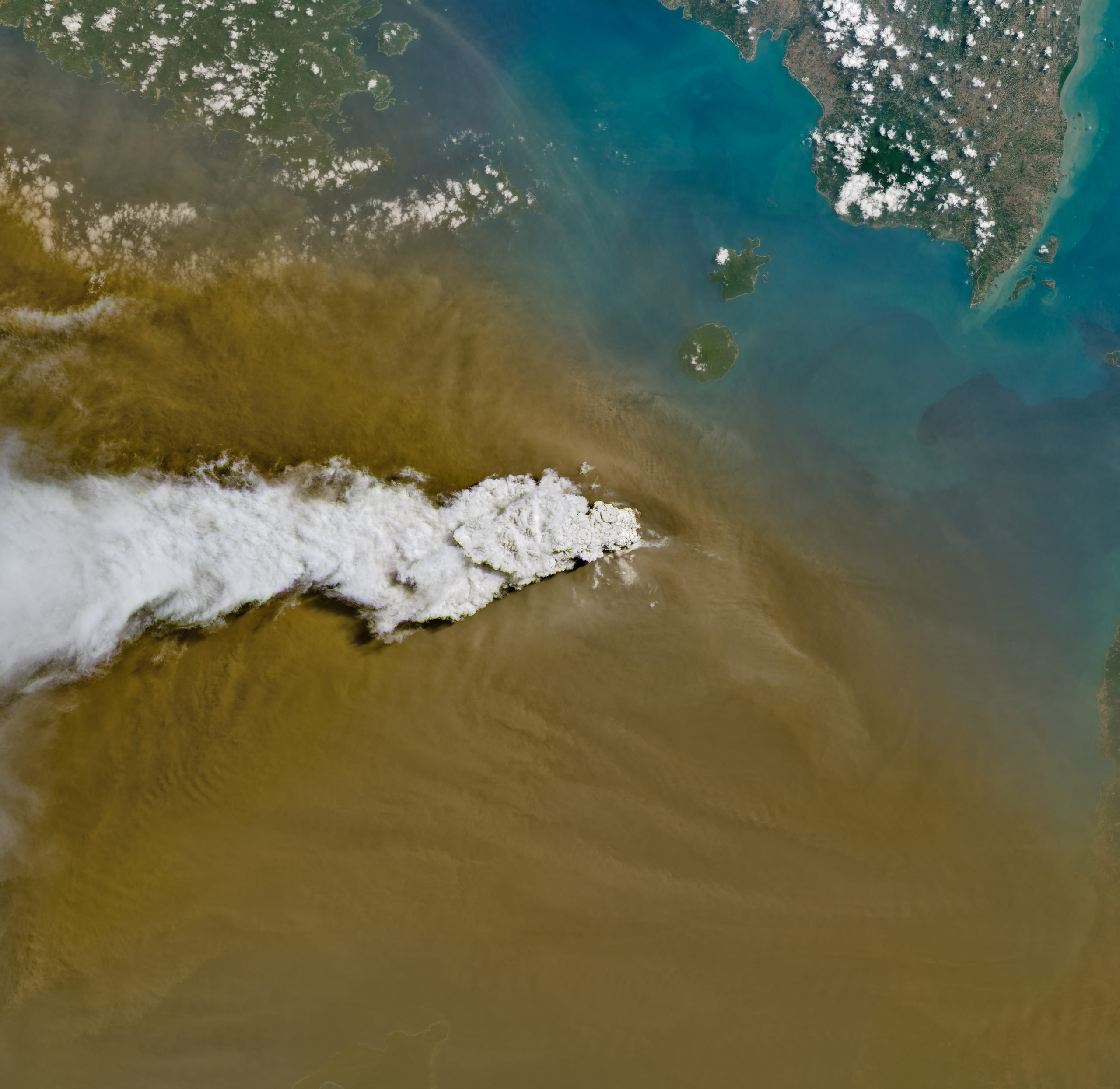 Imagem de satélite da pluma de cinza do vulcão Anak Krakatau se estendendo sobre o Estreito de Sunda, entre Java e Sumatra, em 5 de setembro de 2026.